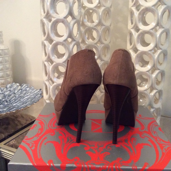 New Kelsi Dagger Taupe Suede Stiletto Size 6.5 - Picture 3 of 3
